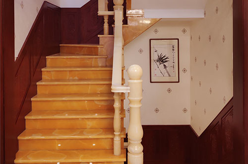 微山中式别墅室内汉白玉石楼梯的定制安装装饰效果